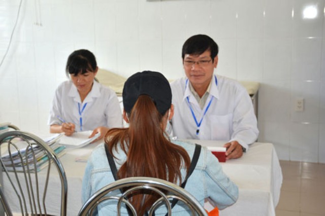 Gần 100 người nhiễm HIV có thẻ BHYT