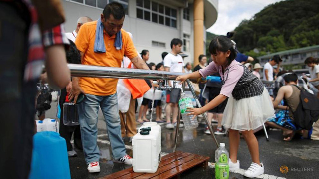 Sau mưa lũ và sạt lở, người Nhật khổ sở vì cái nóng hầm hập