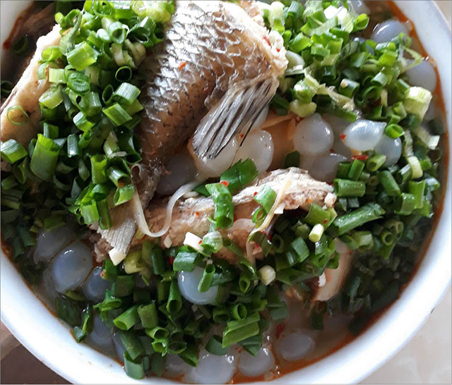 Lạ miệng với trứng mực um chua