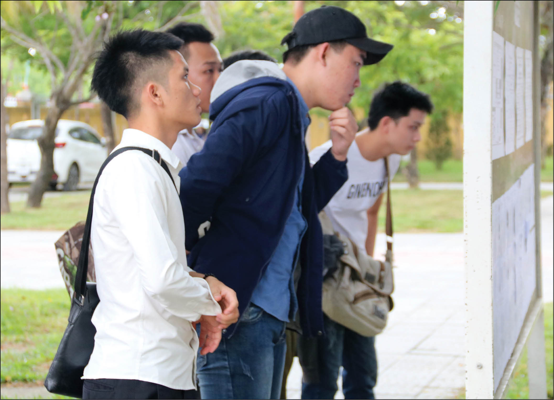 Gấp rút công bố điểm sàn