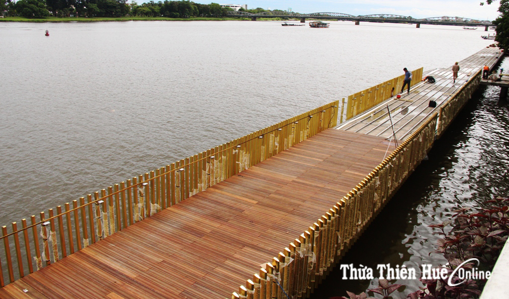 Lộ diện hình hài tuyến đường lát gỗ lim trên sông Hương