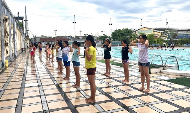 Gần 100 em nhỏ được học bơi miễn phí
