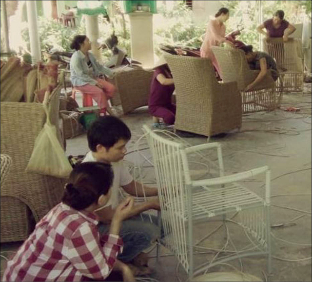 Khởi nghiệp từ nghề đan bàn, ghế bằng dây nhựa
