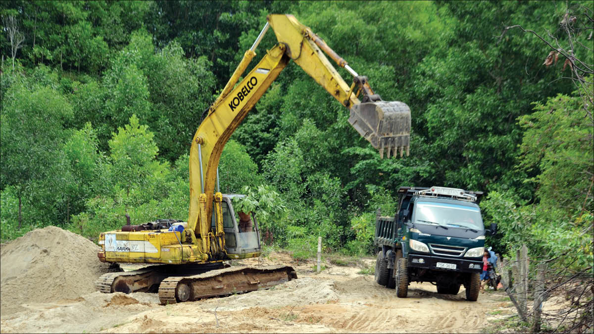 Xung quanh việc khai thác cát ở Bãi Trằm Phú Lộc  Lỏng quản lý