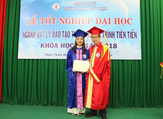 23 sinh viên tốt nghiệp đại học ngành vật lý chương trình tiên tiến