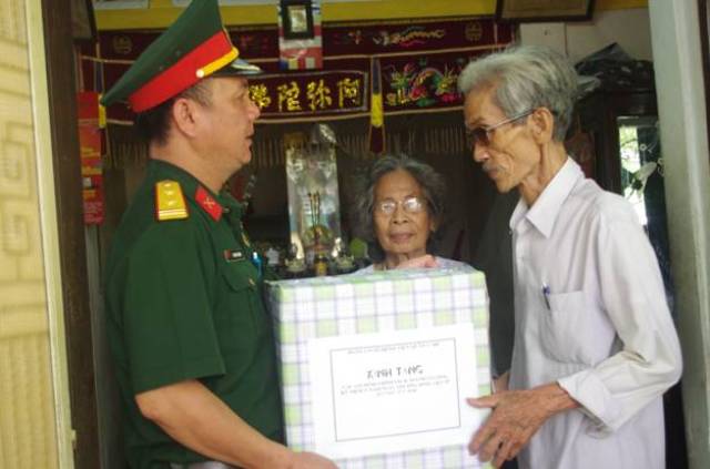 Bệnh viện Quân y 268 tặng 15 suất quà cho gia đình chính sách