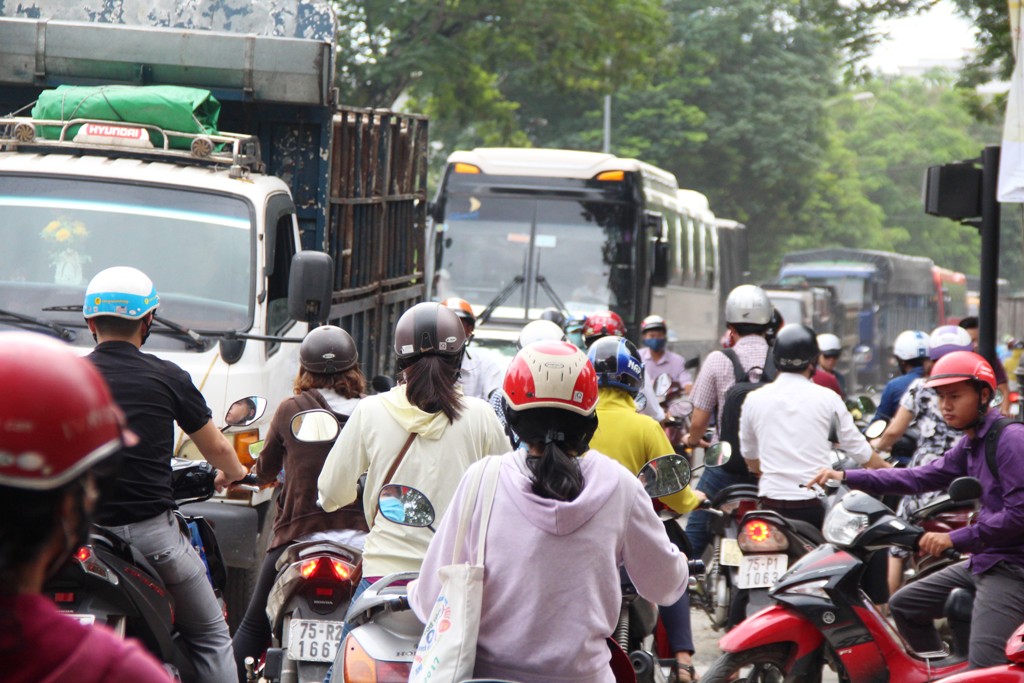 Kẹt xe giờ cao điểm đoạn đường thi công ngã tư Nguyễn Huệ - Nguyễn Trường Tộ