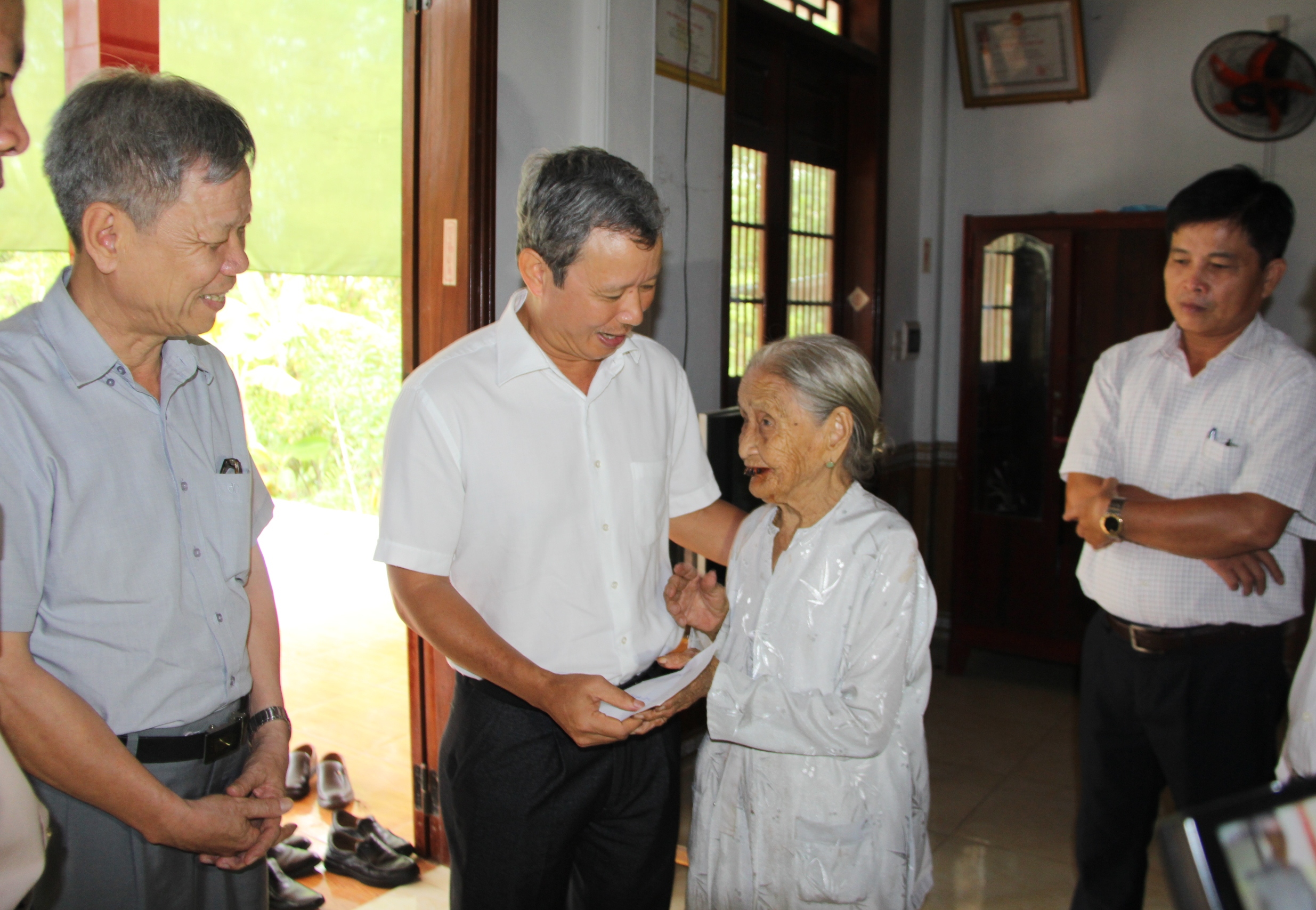 Bí thư Tỉnh ủy Lê Trường Lưu thăm, tặng quà gia đình chính sách