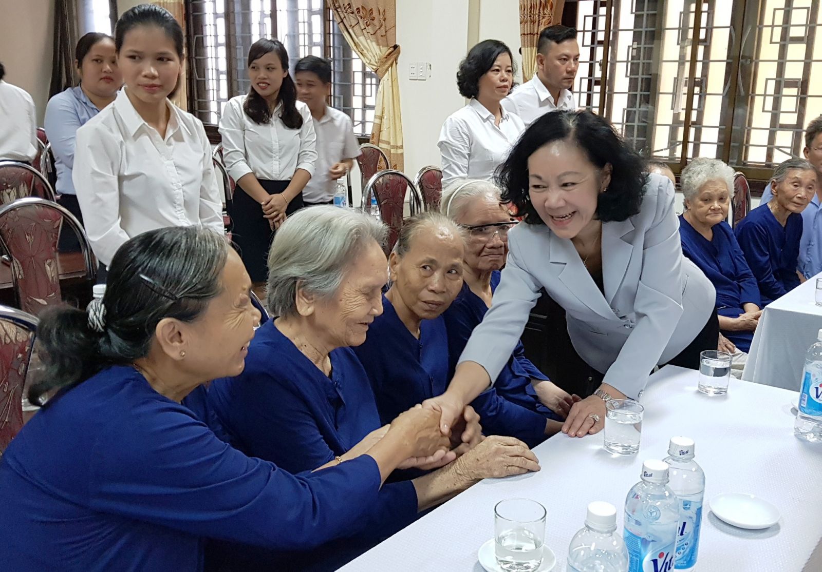 Head of the Party Central Committee s Commission for Mass Mobilization Truong Thi Mai visits Provincial Nursing Center for People with Merit