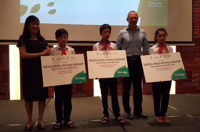 Laguna Lăng Cô trao 3 suất học bổng Người dẫn đường cho học sinh nghèo