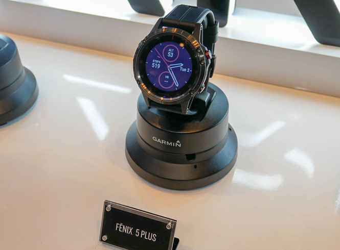 Đồng hồ thông minh Fenix 5 Plus xuất hiện