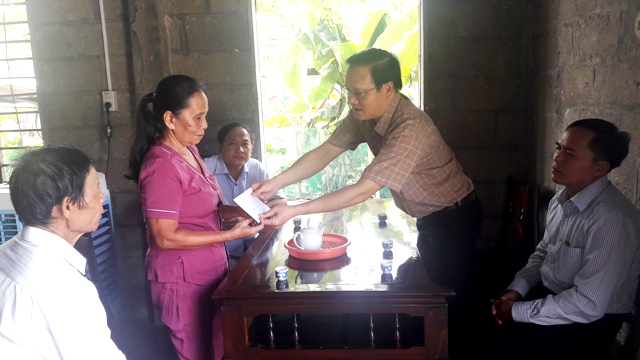 Đảng bộ Khối các Cơ quan tỉnh thăm, tặng quà các gia đình chính sách