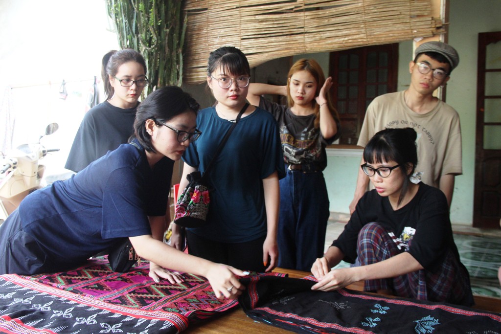 Zeng weaving attracts young people