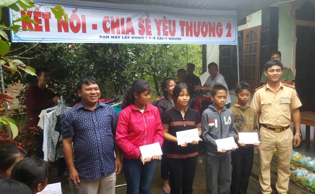 Nhiều phần quà ý nghĩa đến với người dân khó khăn Hồng Bắc