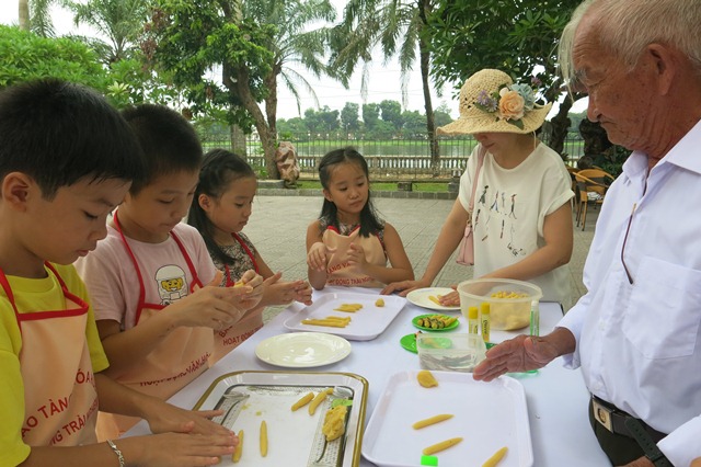 Trải nghiệm làm bánh Huế