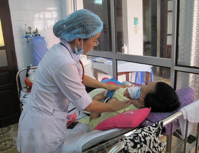 73 trẻ mới sinh ở Việt Nam được bú sữa mẹ sớm sau sinh