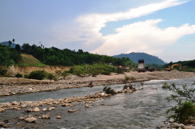 Đình chỉ 2 điểm khơi thông dòng chảy, tận thu cát sỏi ở Nam Đông