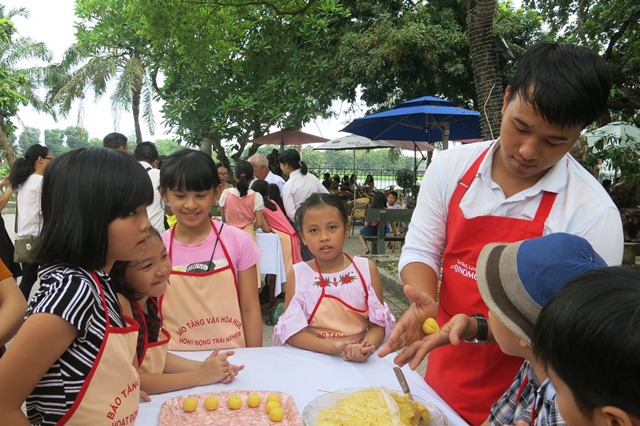 Hands-on experience making Hue cakes