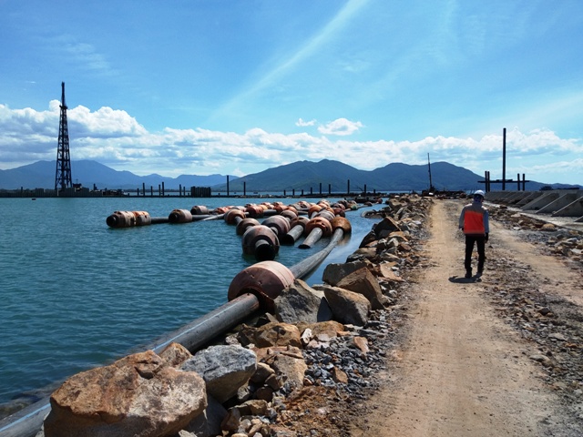 Dùng bùn nạo vét tôn tạo Bến số 3 - cảng Chân Mây