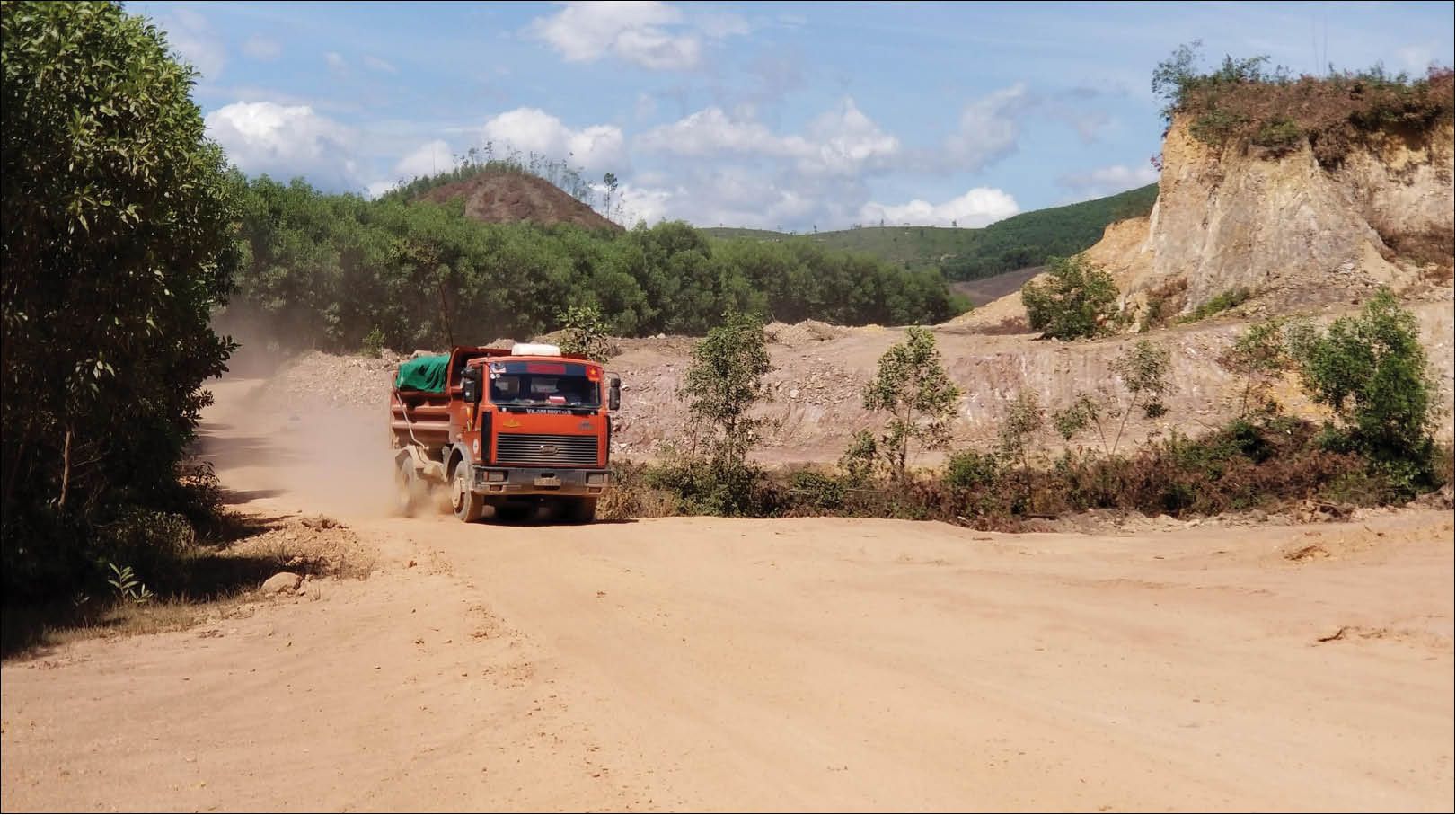 Xe tải trọng lớn “băm nát” Tỉnh lộ 16