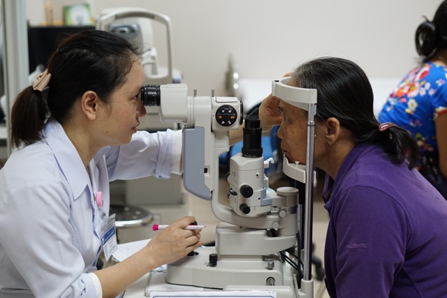 Khám, tư vấn và điều trị phẫu thuật bệnh mắt miễn phí cho 2 000 bệnh nhân