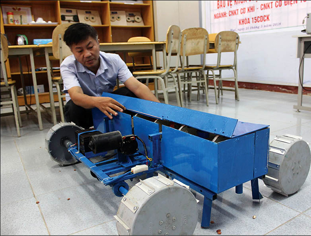 Máy gieo đậu phộng của sinh viên Huế