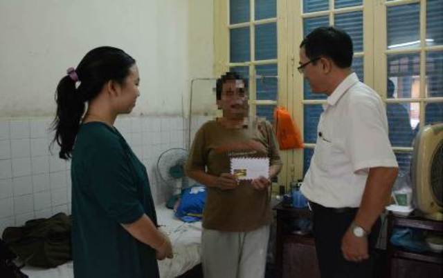 Hỗ trợ quà cho hai người nhiễm H có hoàn cảnh khó khăn