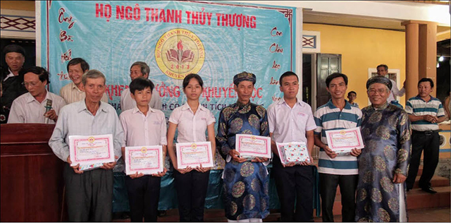 Phát thưởng trong ngày giỗ Tổ