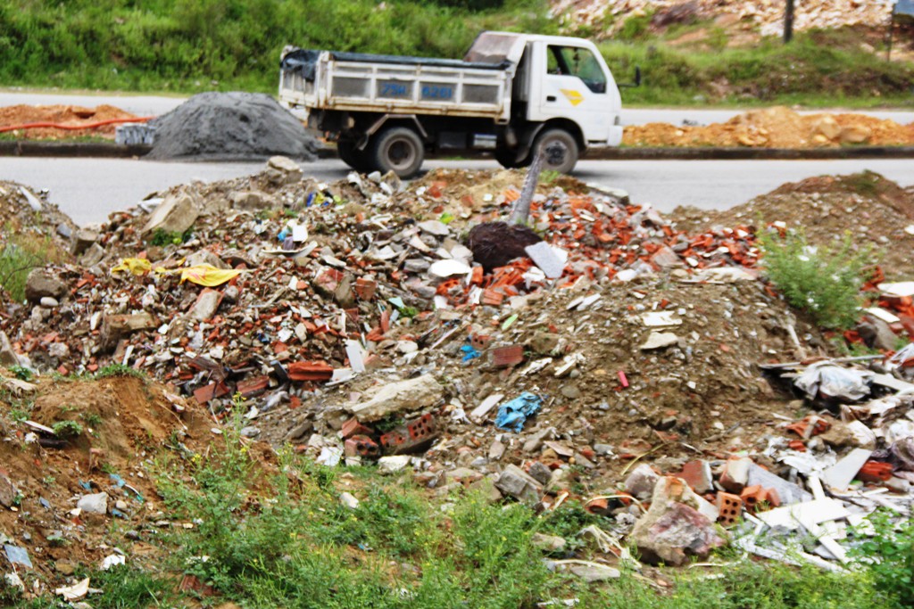 Rác thải xây dựng tràn lan vùng giáp ranh thành phố