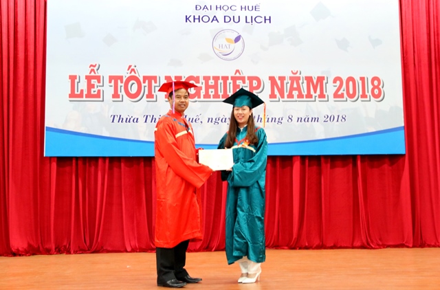 Khoa Du lịch trao bằng tốt nghiệp cho gần 340 sinh viên
