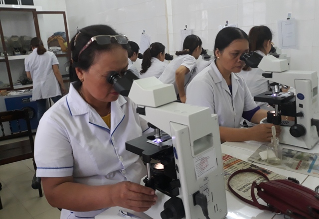 Bồi dưỡng kỹ năng cho các xét nghiệm viên điểm kính cơ sở