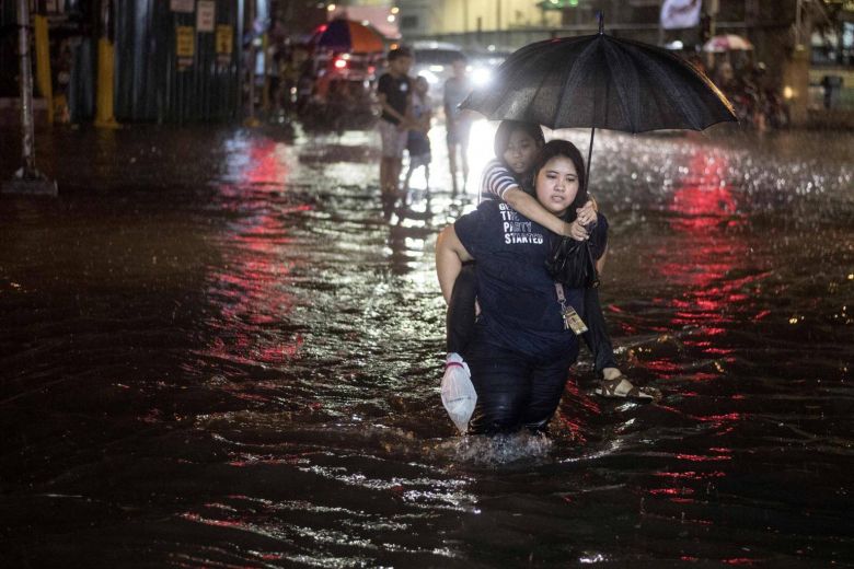 Thủ đô Philippines tê liệt do lũ, hơn 54 000 người được sơ tán