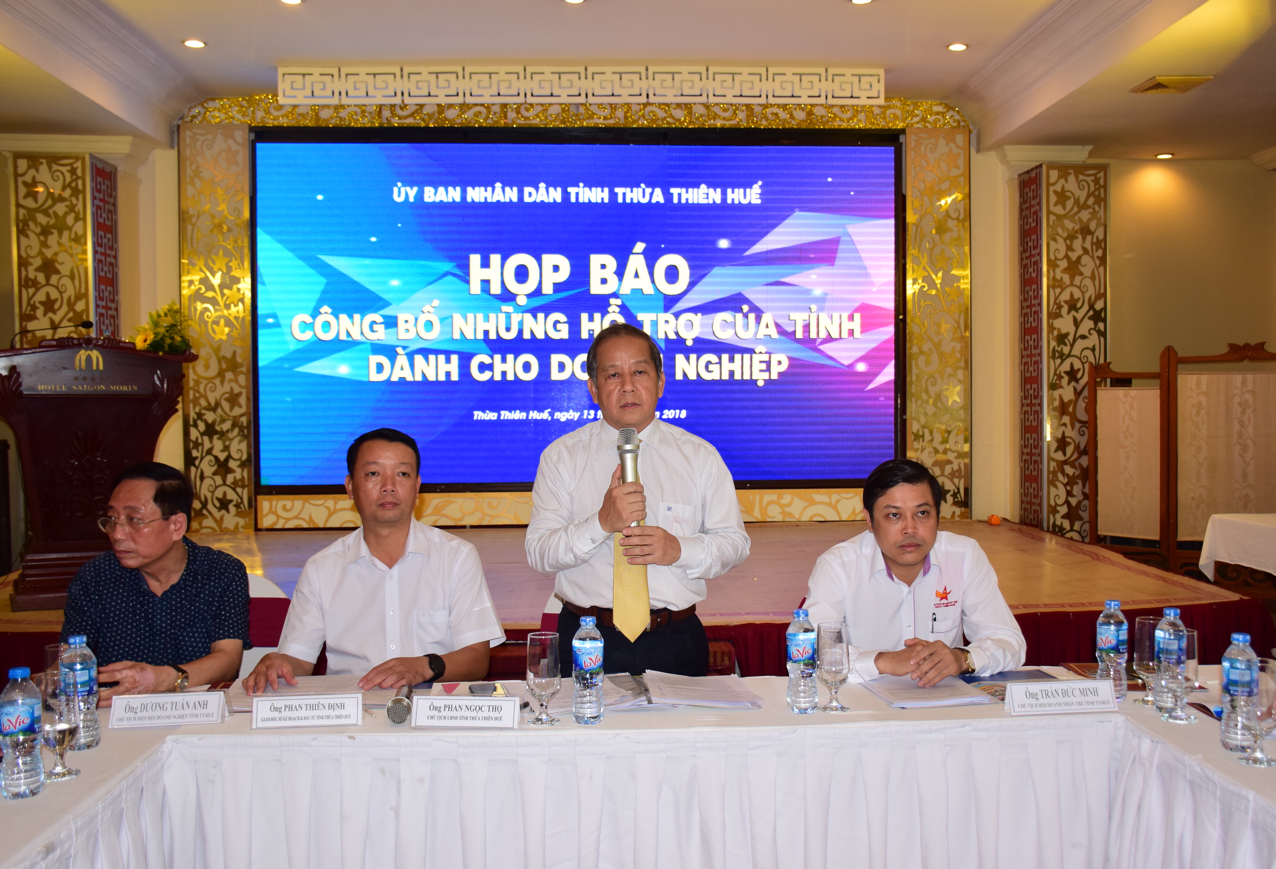 The meeting ‘The Chairman of the Provincial People’s Committee accompanies the enterprises’ attracts more than 300 enterprises