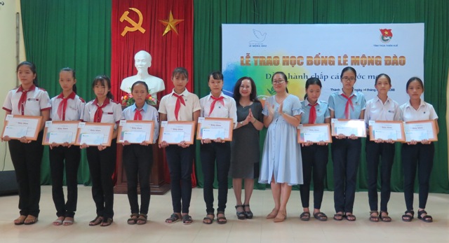 242 triệu đồng học bổng cho học sinh, sinh viên nghèo hiếu học