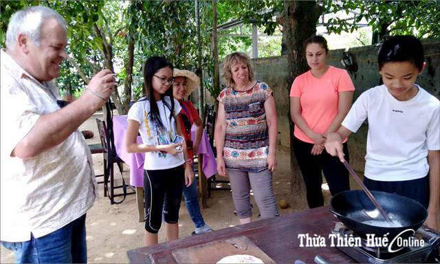 Luyện kỹ năng làm du lịch cho người dân