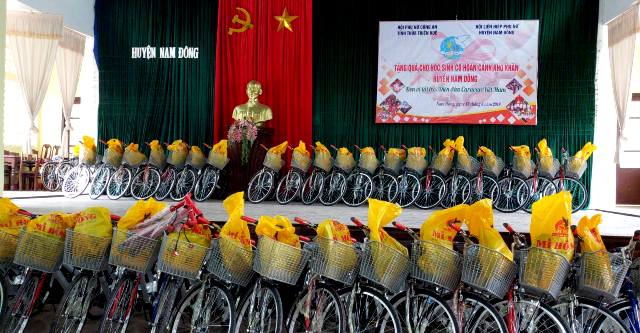 Trao 88 suất quà tặng học sinh nghèo