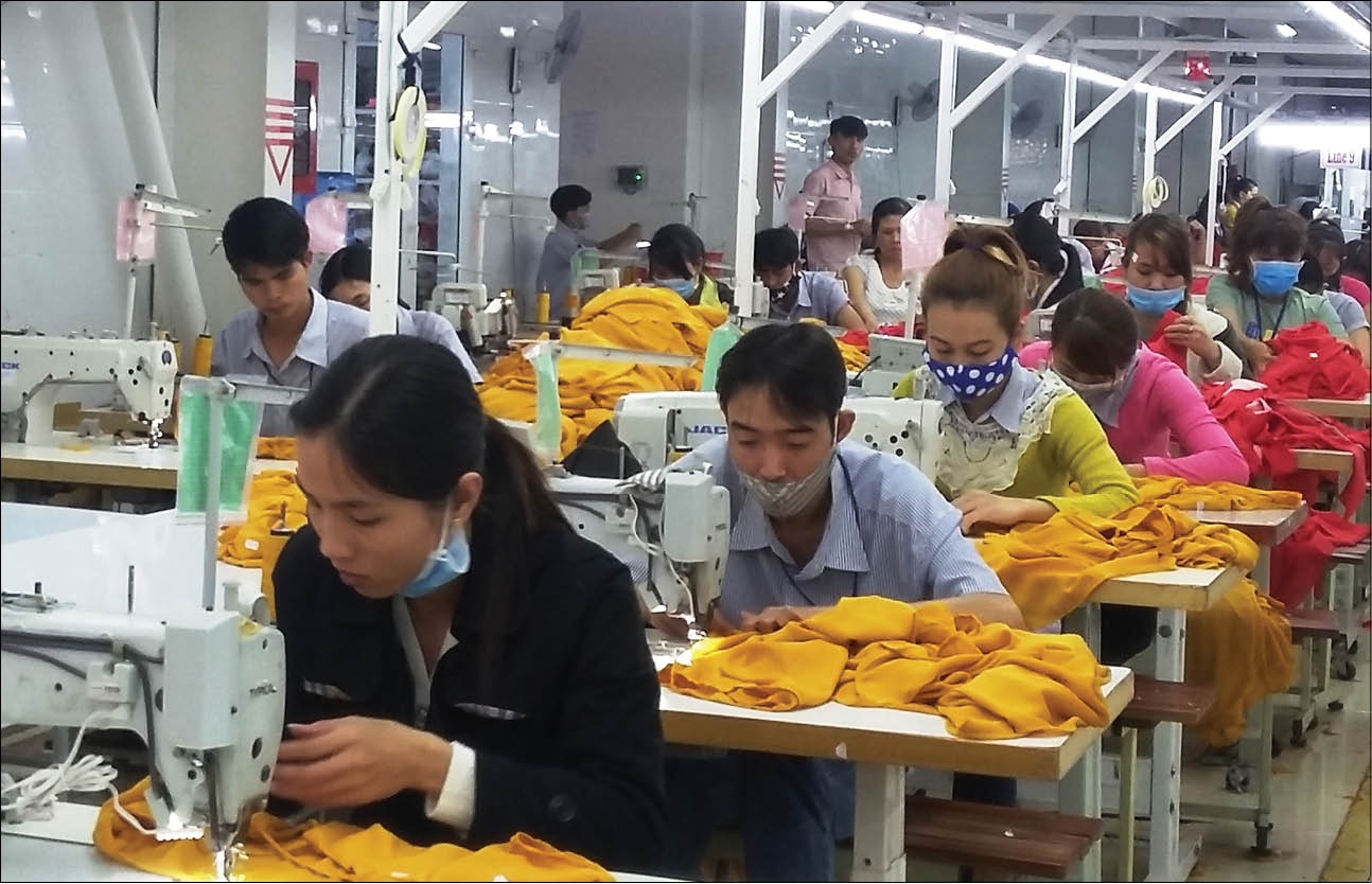 Khó xoay xở khi buộc nghỉ hưu non - Kỳ I Người lao động bị… chê