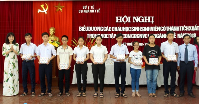 Công đoàn ngành y tế khen thưởng 142 học sinh, sinh viên chăm ngoan, học giỏi