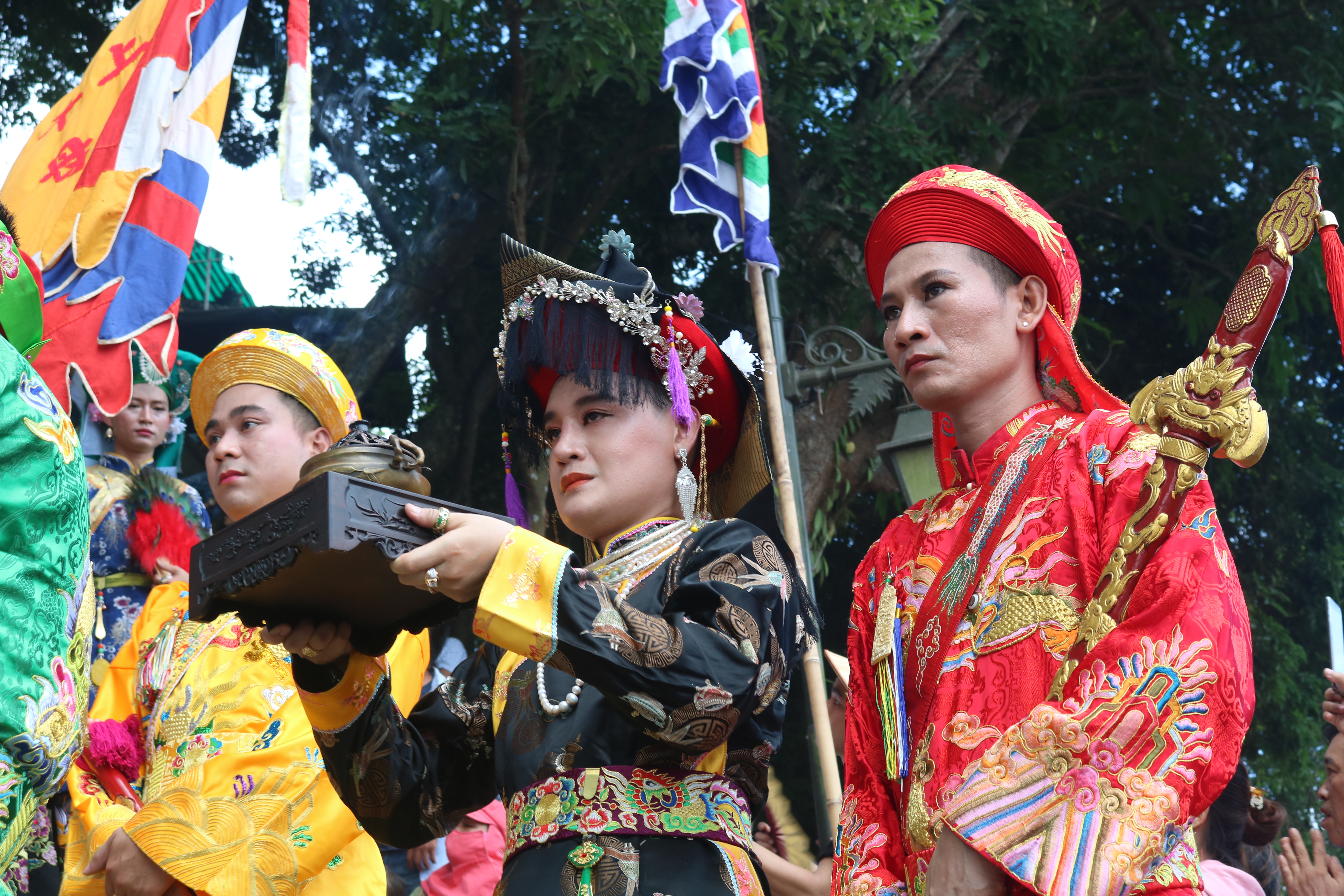 Hàng ngàn khách hành hương tham dự lễ hội điện Hòn Chén