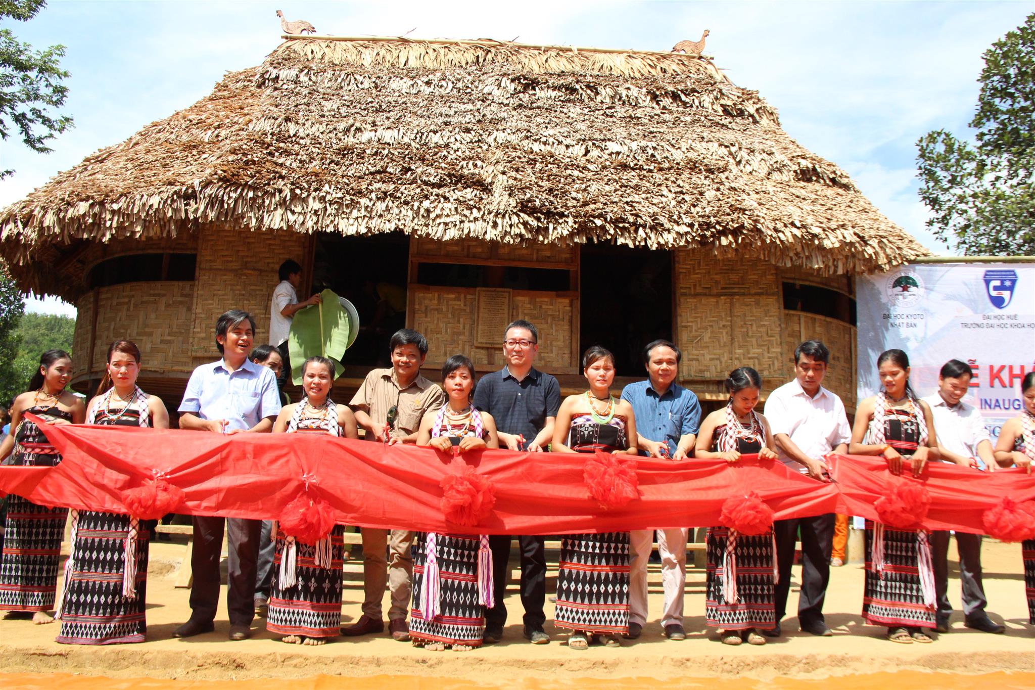 Khánh thành nhà gươl đồng bào Cơ Tu ở Thượng Quảng