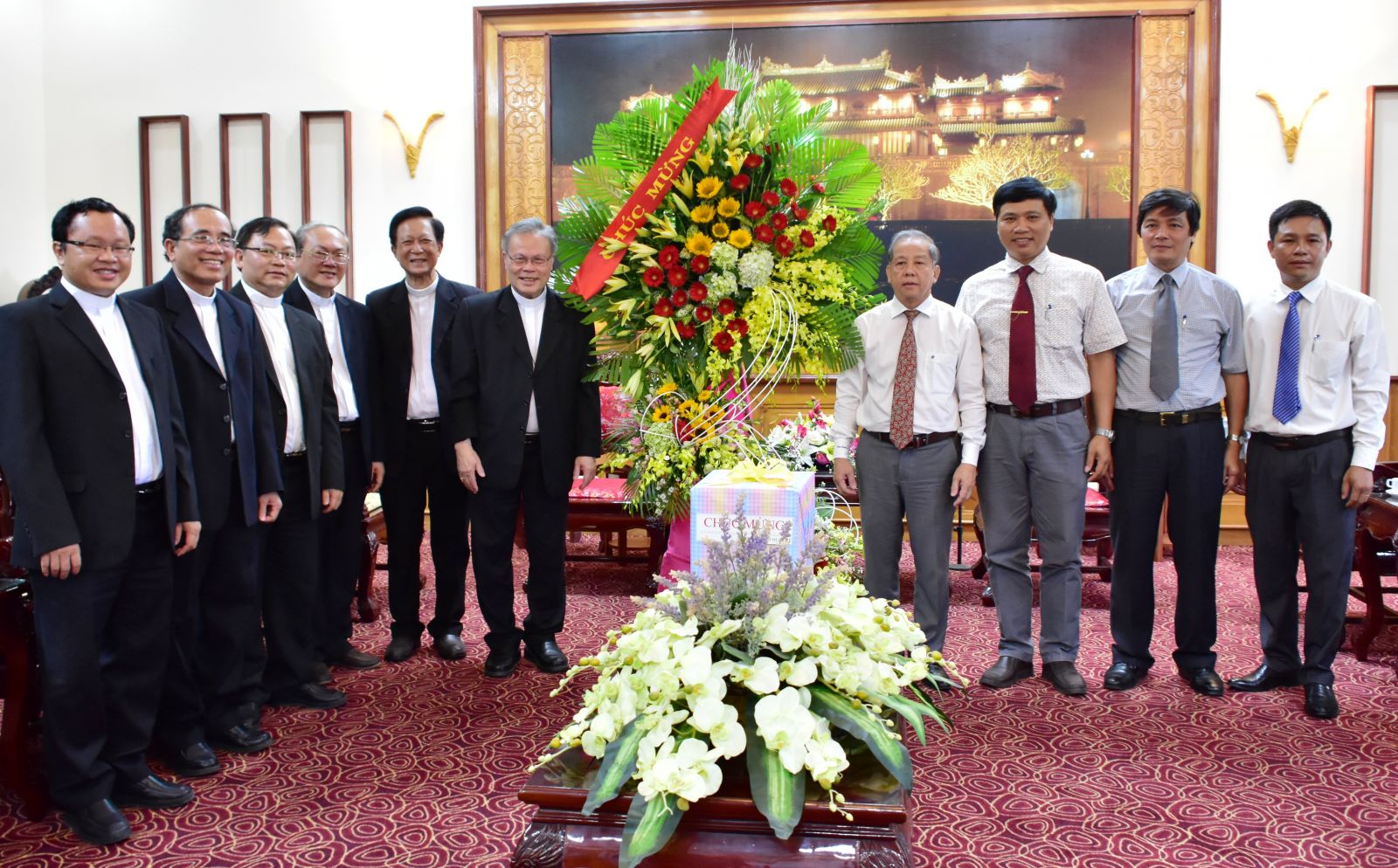 Chairman of the provincial People s Committee Phan Ngoc Tho meets with the President of the Catholic Bishops Conference of Vietnam