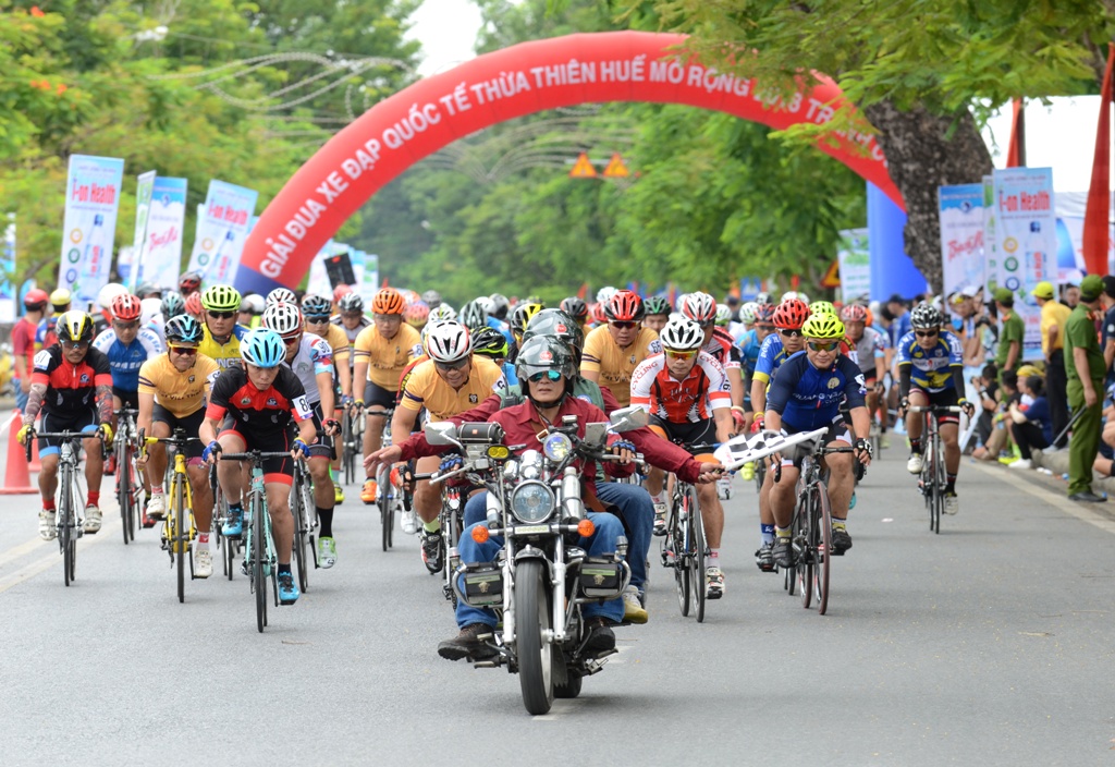 Gần 400 VĐV tranh tài tại giải đua xe đạp quốc tế Thừa Thiên Huế mở rộng 2018