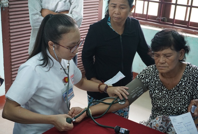 Khám, cấp thuốc miễn phí cho hơn 200 người nghèo và gia đình chính sách