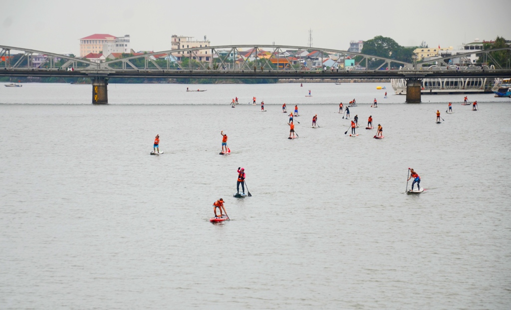 Đua SUP lần đầu tại Việt Nam trên sông Hương