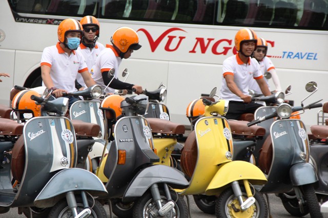 Đoàn xe cổ Vespa diễu hành quanh TP Huế
