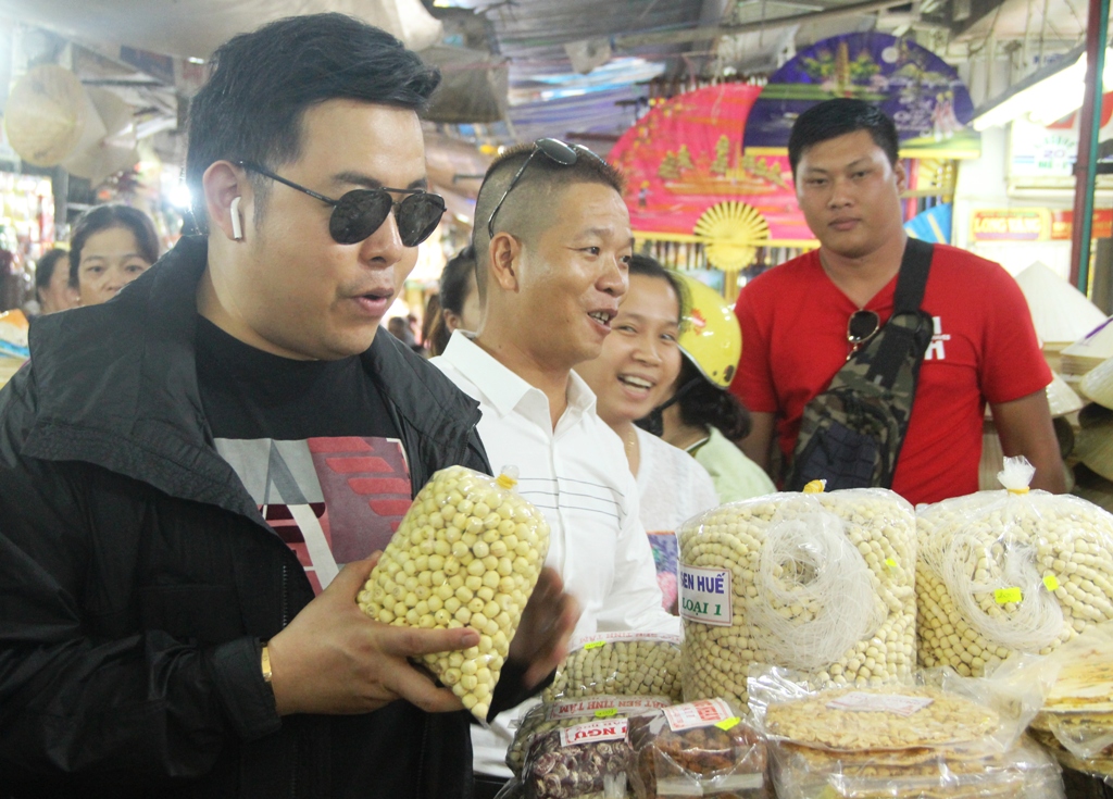 Người hâm mộ vây quanh khi Quang Lê ghé Huế