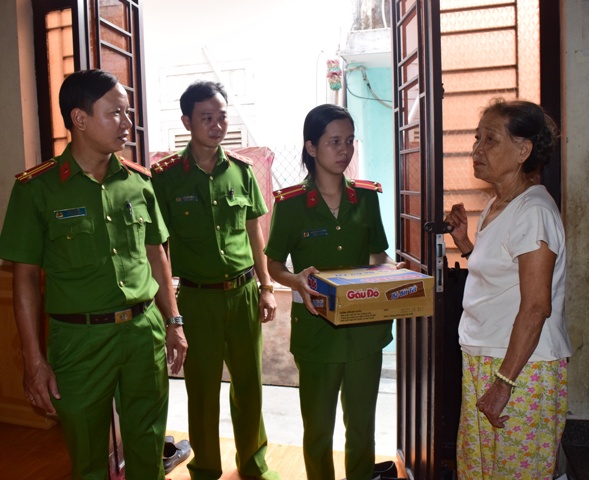 Tặng quà cho các gia đình chính sách, hộ nghèo