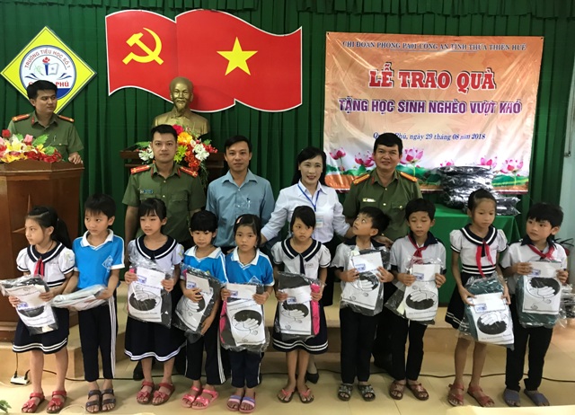 Trao 51 phần quà cho học sinh nghèo tại huyện Quảng Điền