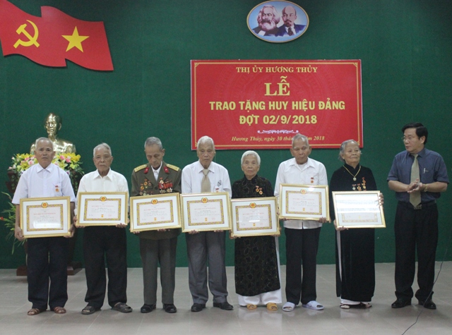Hương Thủy Trao Huy hiệu Đảng cho 51 đảng viên dịp 2 9