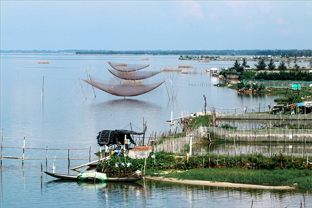 Vượt đầm Cầu Hai